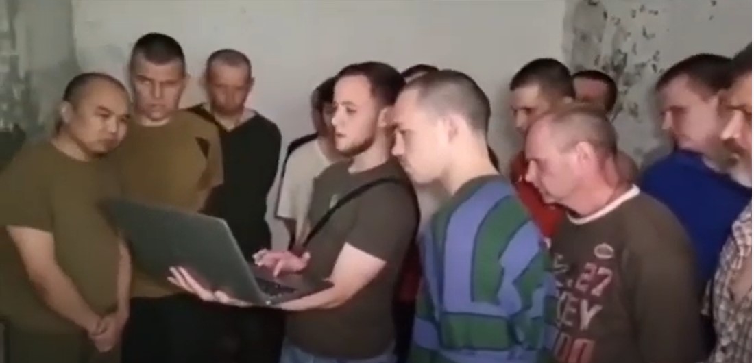 Російським полоненим показали відео із катуваннями українців: один із них зомлів