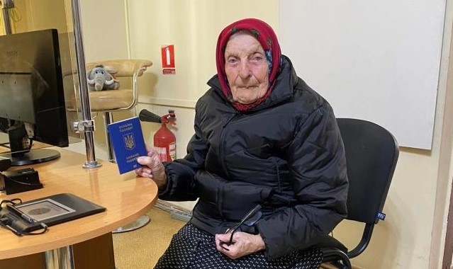96-річна рівнянка отримала свій перший закордонний паспорт