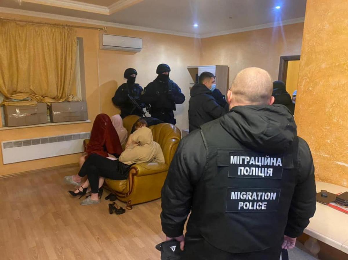 Бордель під прикриттям салону еротичного масажу викрили в Рівному