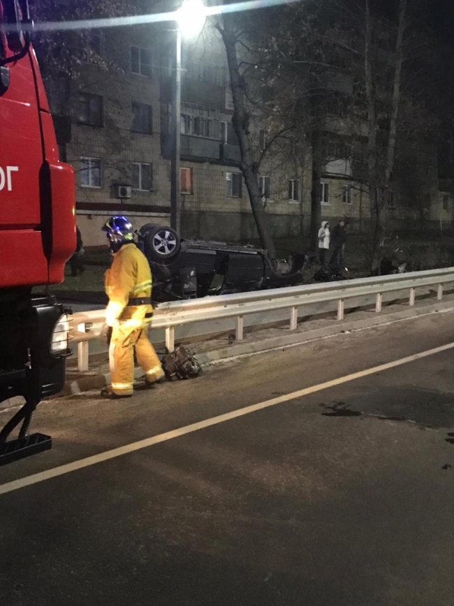 Перевернувся на дах - в Острозі водій влетів у відбійник