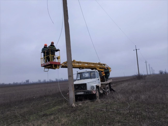 Електрики з Рівненщини повертають світло на Херсонщині 