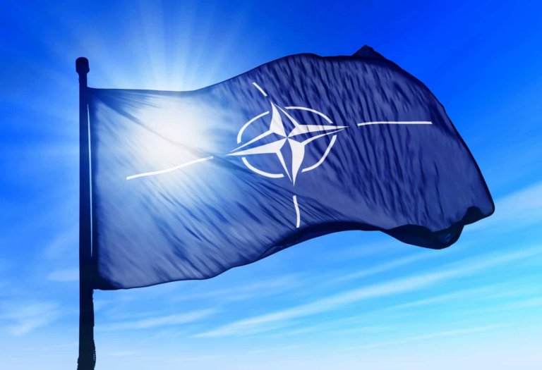 НАТО обговорюватиме збільшення постачання 155-мм снарядів Україні 
